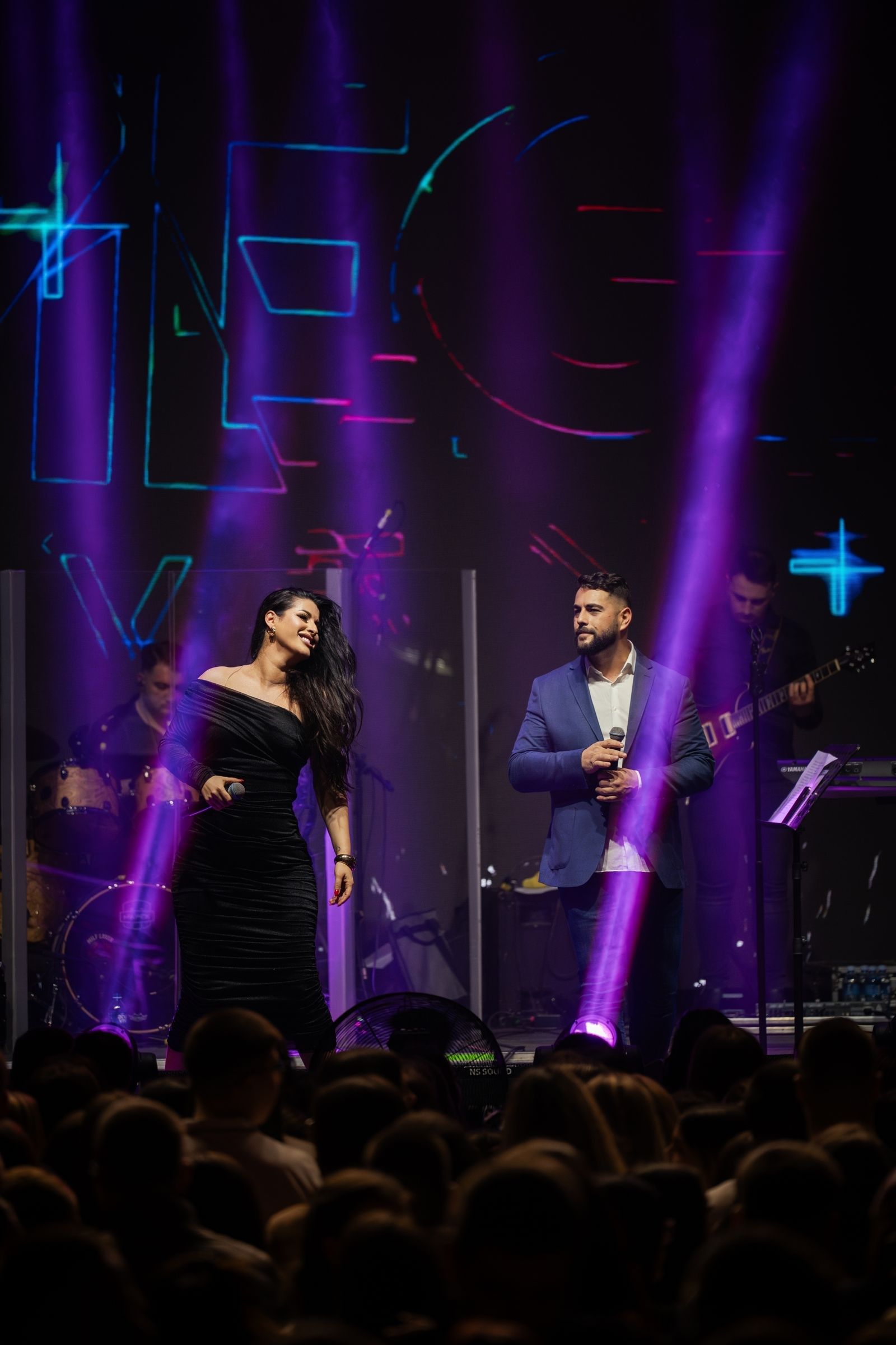 Vokal i frontmen Impuls benda pred publikom na koncertu